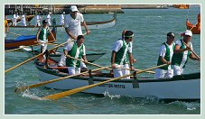 Le cortège des bateaux lors de la fête de la Sensa 2011 à Venise, ici, un équipage des Canottieri Mestre.