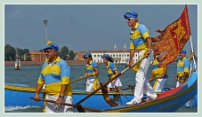 Le cortège des bateaux lors de la fête de la Sensa 2011 à Venise, ici, un équipage de la Voga Veneta Lido.