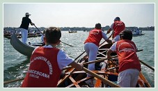 Le cortège des bateaux lors de la fête de la Sensa 2011 à Venise, ici, un équipage de la Francescana.