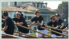 Les rameuses de la Sérénissima le long de l'île du Lido, lors de la Fête de la Sensa 2011 à Venise.