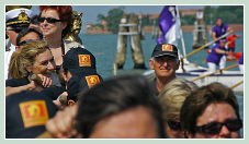 Les rameuses de la Sérénissima le long de l'île du Lido, lors de la Fête de la Sensa 2011 à Venise.