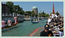 La Sérénissima le long de l'île du Lido, lors de la Fête de la Sensa 2011 à Venise.