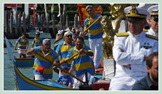 Le cortège des bateaux lors de la fête de la Sensa 2011 à Venise.