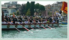 La Sérénissima le long de l'île du Lido, lors de la Fête de la Sensa 2011 à Venise.