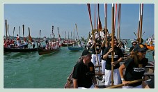 L'Alzaremi, le lever d'honneur des rames, par le cortège des bateaux, lors de la fête de la Sensa 2011 à Venise.