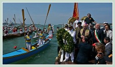 La couronne pour tous les disparus en mer, lancée par l'Amiral, lors de la fête de la Sensa 2011 à Venise.