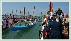 L'anneau d'or lancé par le Maire de Venise, Giorgio Orsoni, dans la lagune, pour symboliser les épousailles entre Venise et la mer, lors de la fête de la Sensa 2011 à Venise.