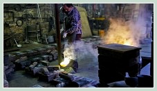 Fonderie d'art Valese à Venise : le transport du métal en fusion vers les moules.
