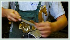 Fonderie d'art Valese à Venise : ébarbage d'un cheval marin destiné à orner une gondole.