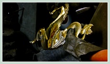 Fonderie d'art Valese à Venise : polissage d'un cheval marin destiné à orner une gondole.