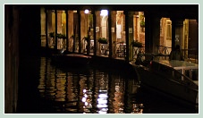 Le Sotoportego Falier, le long du rio dei Santi Apostoli, dans le sestier du Cannaregio à Venise.