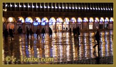 Les reflets de la Place Saint Marc la Nuit, le long des Procuratie à Venise.