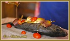 Recette vénitienne du loup de mer ou bar, accompagné de petits artichauts et tomates.