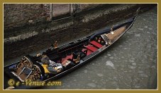 Gondole en train de se faufiler dans la glace sur le rio del Pestrin, dans le sestier du Castello à Venise.