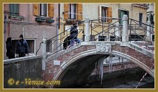 Stalactites sous le pont Rielo, dans le sestier du Castello à Venise.
