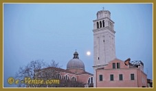La pleine lune, voilée, entre la basilique et le campanile de San Pietro (ou Piero), dans le sestier du Castello à Venise.