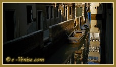 Reflets sur le rio de la Verona Menuo, dans le sestier de Saint Marc à Venise.