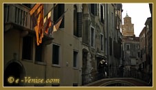 Le pont de la Verona, au fond, le campanile de Santo Stefano, dans le sestier de Saint Marc à Venise.