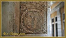 Détail des arches sculptées, datant du XIIe-XIIIe siècle, arches qui correspondaient très probablement à la porte d'entrée de la maison de Marco Polo, dans le sestier du Cannaregio à Venise.
