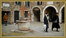 Les trois doubles arches d'entrée de la maison de Marco Polo, dans le sestier du Cannaregio à Venise.