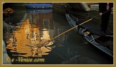 Reflets sur le rio dei Miracoli, dans le sestier du Cannaregio à Venise.