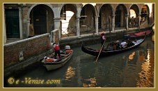 e Sotoportego del Magazen, le long du rio de Ca' Widmann, dans le sestier du Cannaregio à Venise.