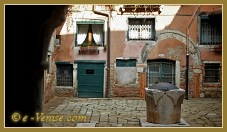 Le puits de la Corte Botera, du XVe siècle, dans le sestier du Castello à Venise.