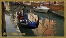 Gondolier du samedi, sur le rio Santa Marina, dans le sestier du Castello à Venise.