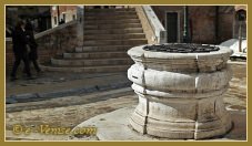 Le puits du Campo San Boldo, qui date de 1712, dans le sestier de San Polo à Venise.