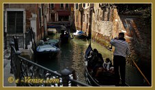 Gondoles sur le rio San Severo, dans le sestier du Castello à Venise.