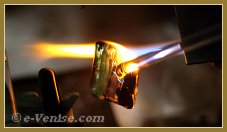 Miriam Padoan, maître verrier, en train de créer ses bijoux en verre de Murano dans son magasin atelier à Venise.