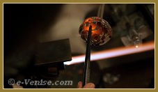 Miriam Padoan, maître verrier, en train de créer ses bijoux en verre de Murano dans son magasin atelier à Venise.