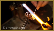 Miriam Padoan, maître verrier, en train de créer ses bijoux en verre de Murano dans son magasin atelier à Venise.