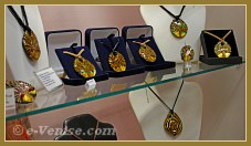 Les bijoux, pendentifs et bagues en verre de Murano de Miriam Padoan, Maître verrier à Venise.