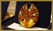 Les bijoux, pendentifs et bagues en verre de Murano de Miriam Padoan, Maître verrier à Venise.