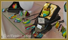 Les bijoux, pendentifs et bagues en verre de Murano de Miriam Padoan, Maître verrier à Venise.