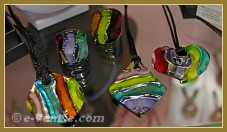 Les bijoux, pendentifs et bagues en verre de Murano de Miriam Padoan, Maître verrier à Venise.