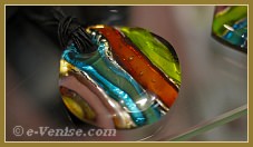 Les bijoux, pendentifs et bagues en verre de Murano de Miriam Padoan, Maître verrier à Venise.