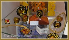 Les bijoux, pendentifs et bagues en verre de Murano de Miriam Padoan, Maître verrier à Venise.