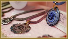 Les bijoux, pendentifs et bagues en verre de Murano de Miriam Padoan, Maître verrier à Venise.