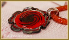 Les bijoux, pendentifs et bagues en verre de Murano de Miriam Padoan, Maître verrier à Venise.