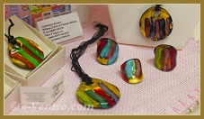 Les bijoux, pendentifs et bagues en verre de Murano de Miriam Padoan, Maître verrier à Venise.