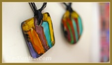 Les bijoux, pendentifs et bagues en verre de Murano de Miriam Padoan, Maître verrier à Venise.