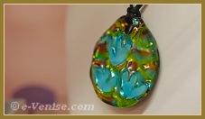 Les bijoux, pendentifs et bagues en verre de Murano de Miriam Padoan, Maître verrier à Venise.