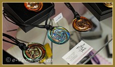 Les bijoux, pendentifs et bagues en verre de Murano de Miriam Padoan, Maître verrier à Venise.