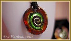 Les bijoux, pendentifs et bagues en verre de Murano de Miriam Padoan, Maître verrier à Venise.