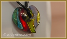Les bijoux, pendentifs et bagues en verre de Murano de Miriam Padoan, Maître verrier à Venise.