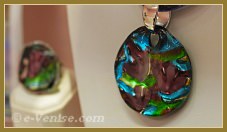Les bijoux, pendentifs et bagues en verre de Murano de Miriam Padoan, Maître verrier à Venise.