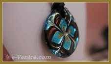 Les bijoux, pendentifs et bagues en verre de Murano de Miriam Padoan, Maître verrier à Venise.
