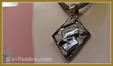 Les bijoux, pendentifs et bagues en verre de Murano de Miriam Padoan, Maître verrier à Venise.
